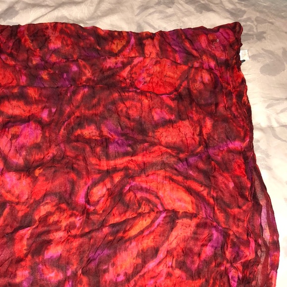 Red patterned loop scarf - Picture 4 of 7